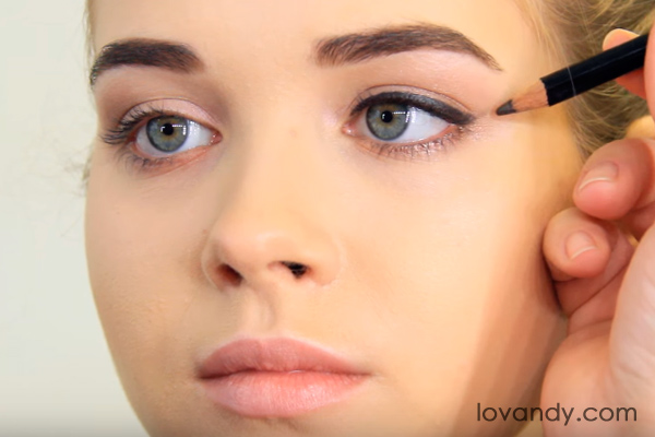 TUTORIAL: How To Do Cat Eyes With Pencil Eyeliner